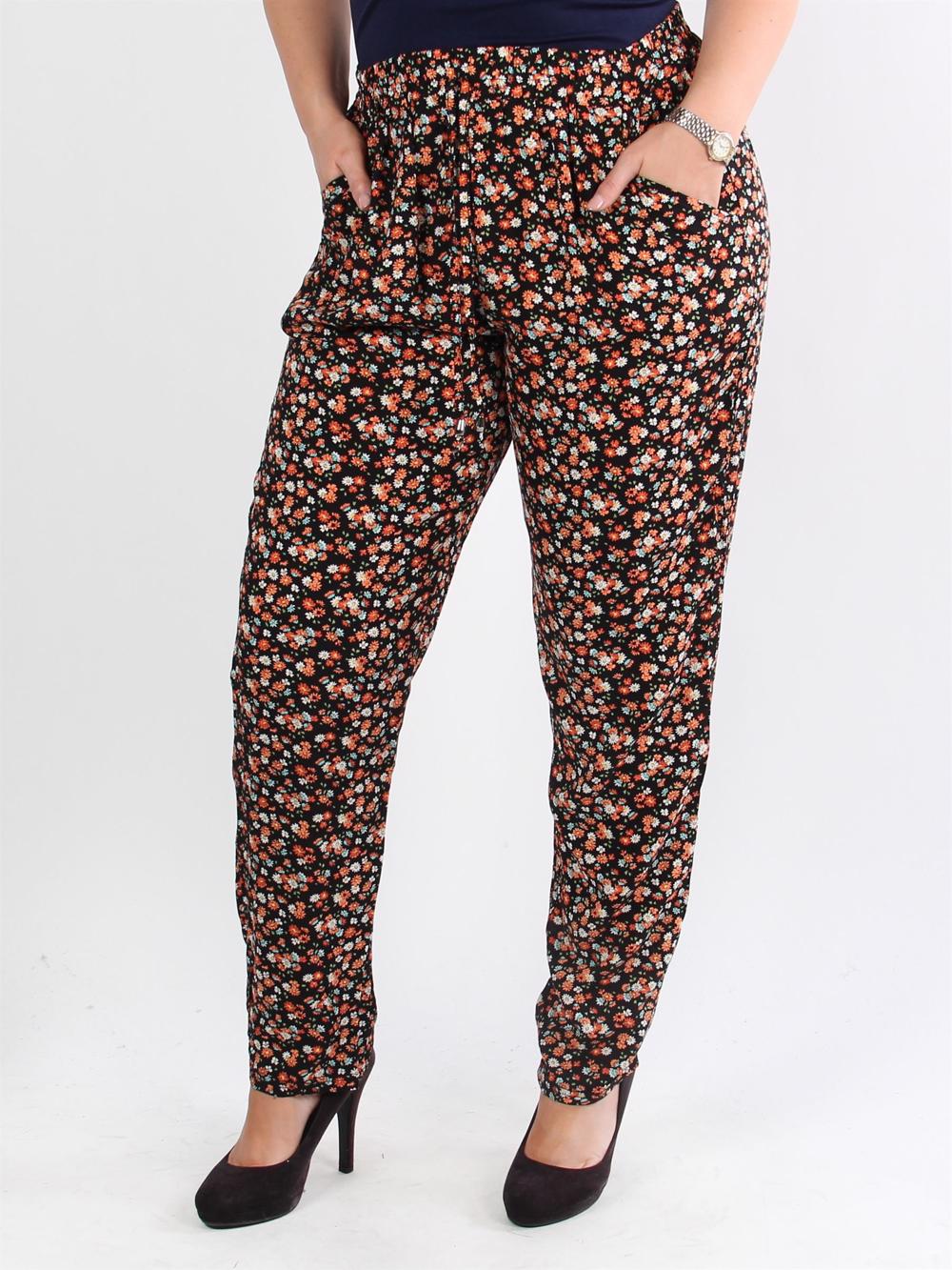 Silje - Svarta byxor med blommor och gummiband i midjan